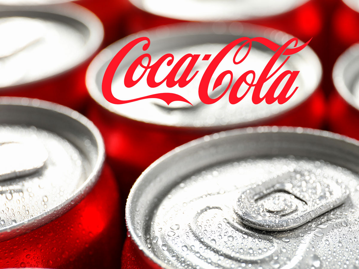 Coca-Cola: Μειώνει τη χρήση του πλαστικού στις πολυσυσκευασίες αλουμινίου