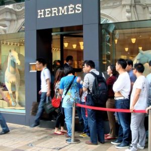 Hermès: Δημιούργησε τη μεγαλύτερη οικογενειακή περιουσία της Ευρώπης αφού απέρριψε την LVMH 