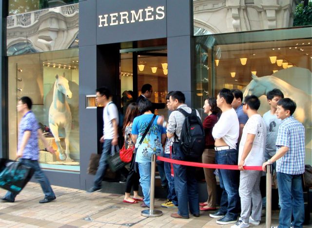 Hermès: Δημιούργησε τη μεγαλύτερη οικογενειακή περιουσία της Ευρώπης αφού απέρριψε την LVMH 