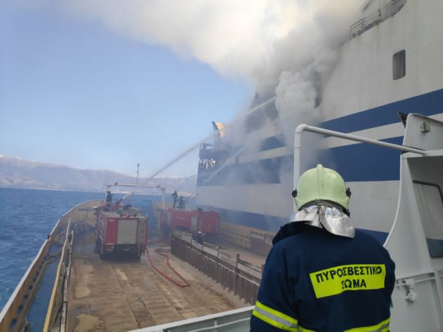 Euroferry Olympia: Εντοπίστηκαν άλλα πέντε άτομα – Επικίνδυνη επιχείρηση για τον απεγκλωβισμό τους [βίντεο]