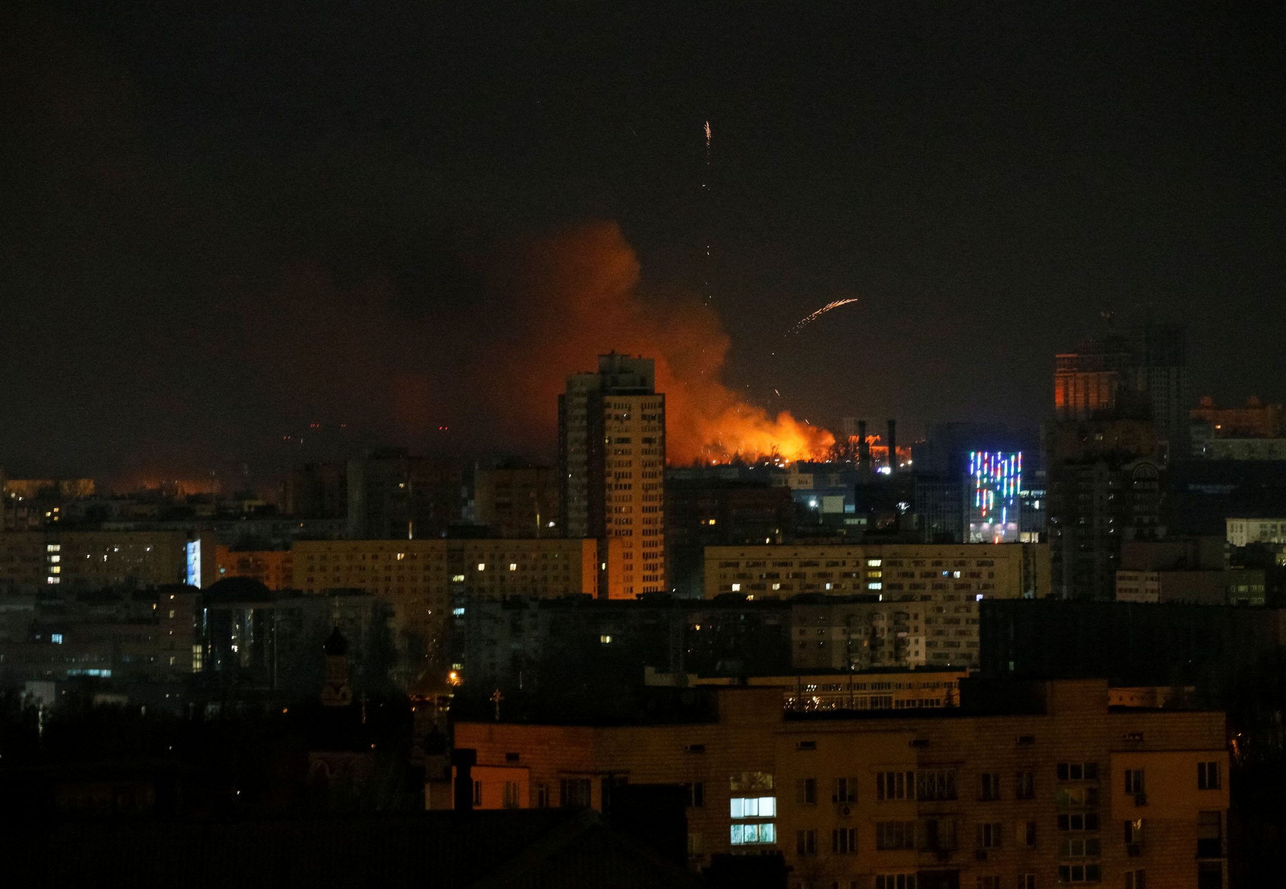 Ουκρανία: Πύραυλοι και οδομαχίες στο Κίεβο – Συνεχίζεται η αντίσταση στο Χάρκοβο