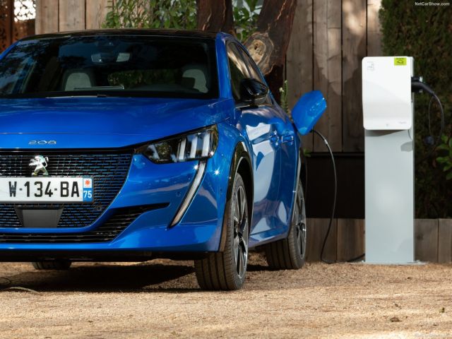 Peugeot: Βελτιώνει τον φωνητικό οδηγό στα οχήματά της με το ChatGPT