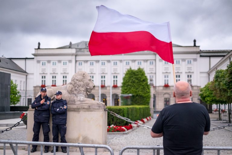 Πολωνία: Θα ασκήσει έφεση κατά της απόφασης της Κομισιόν να παρακρατήσει πρόστιμο