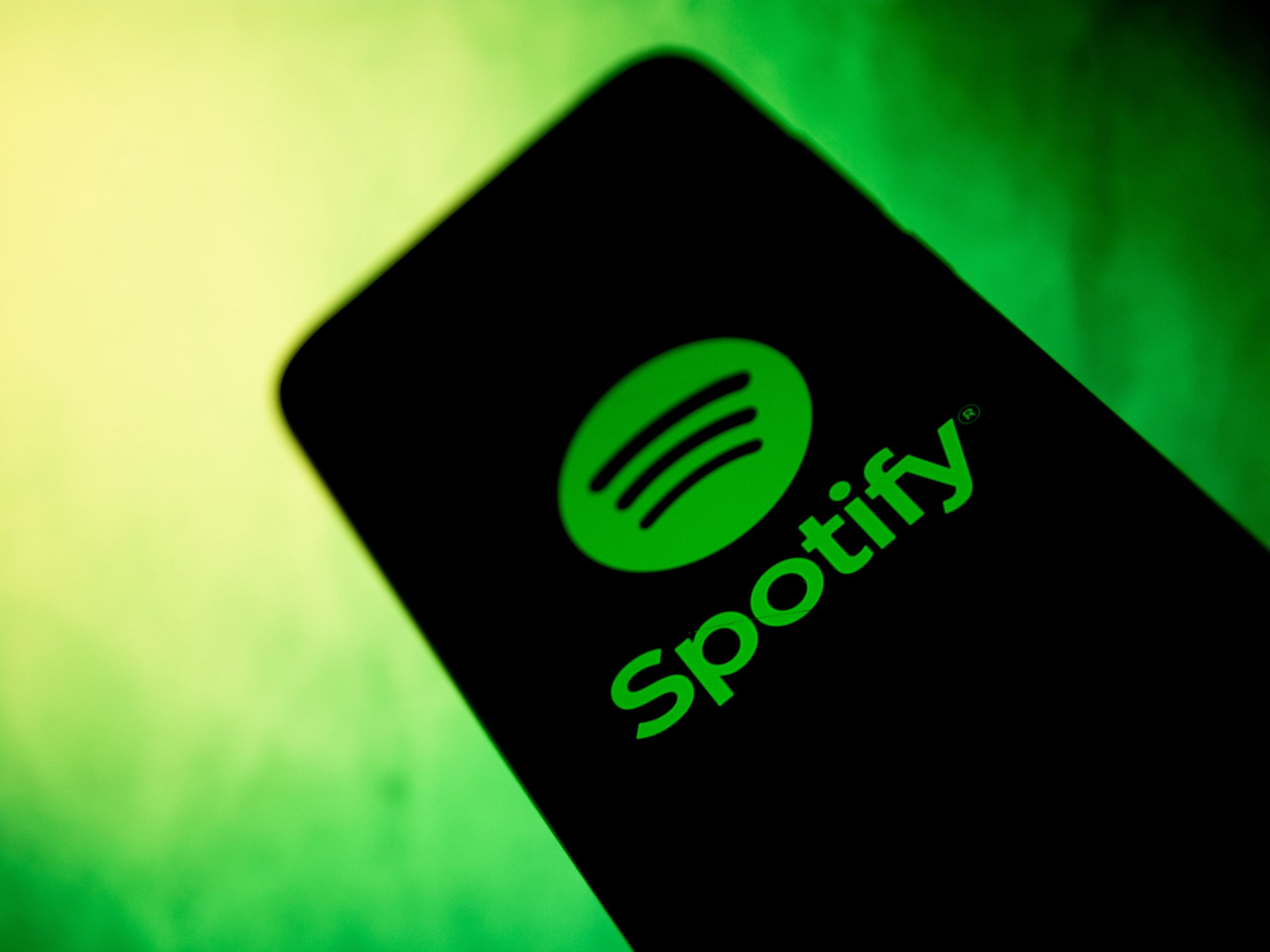 Spotify: Βάζει… κόφτη στα fake news για την πανδημία