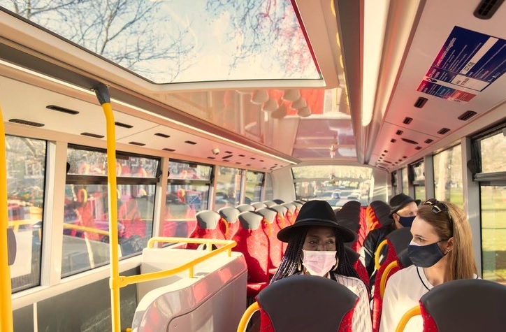Βρετανία: Λεωφορεία με φορτιστές, βάσεις για κινητά τηλέφωνα και ηλιοροφές
