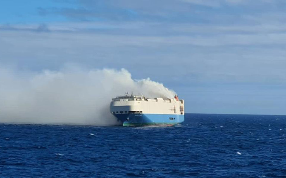 Αζόρες: Φωτιά σε φορτηγό πλοίο που μετέφερε 1.100 Porsche [Video]