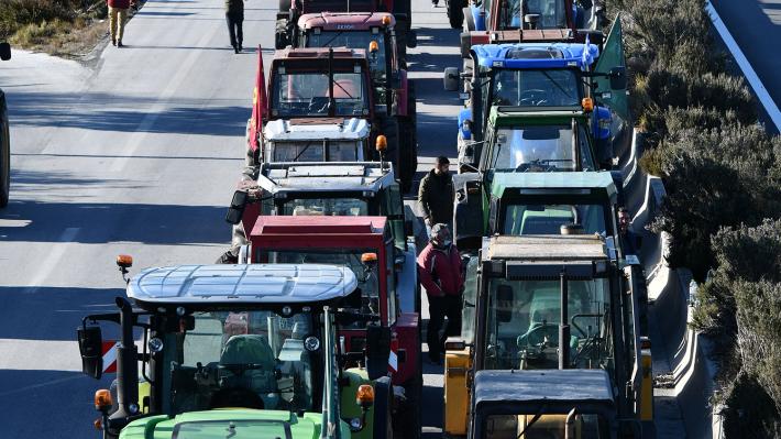 Αγρότες: Αποκλείουν συμβολικά την εθνική οδό Λάρισας – Κοζάνης
