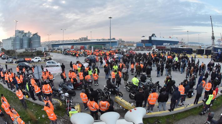 Cosco: Απεργούν οι εργαζόμενοι για συλλογική σύμβαση – ΜΑΤ στο λιμάνι