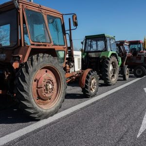 Αγρότες: Αντίστροφη μέτρηση για τη συνάντηση με τον Μητσοτάκη