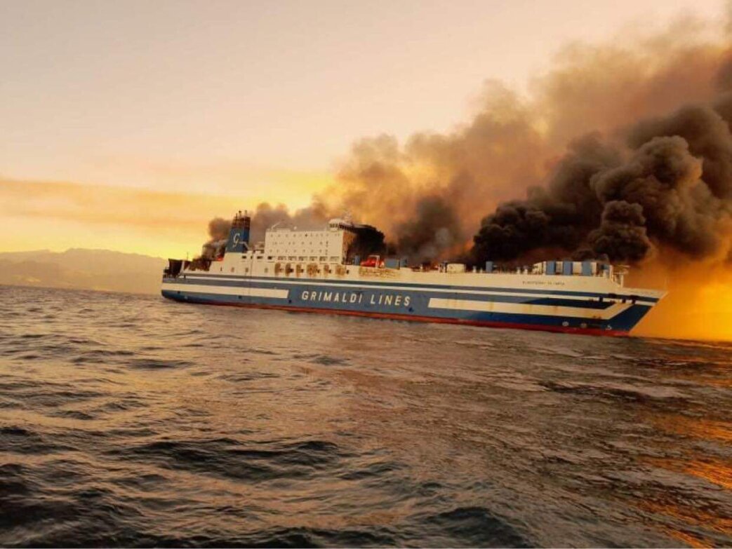 Κέρκυρα: Παραδομένο στις φλόγες το πλοίο – Όλοι εγκατέλειψαν με σωσίβιες λέμβους