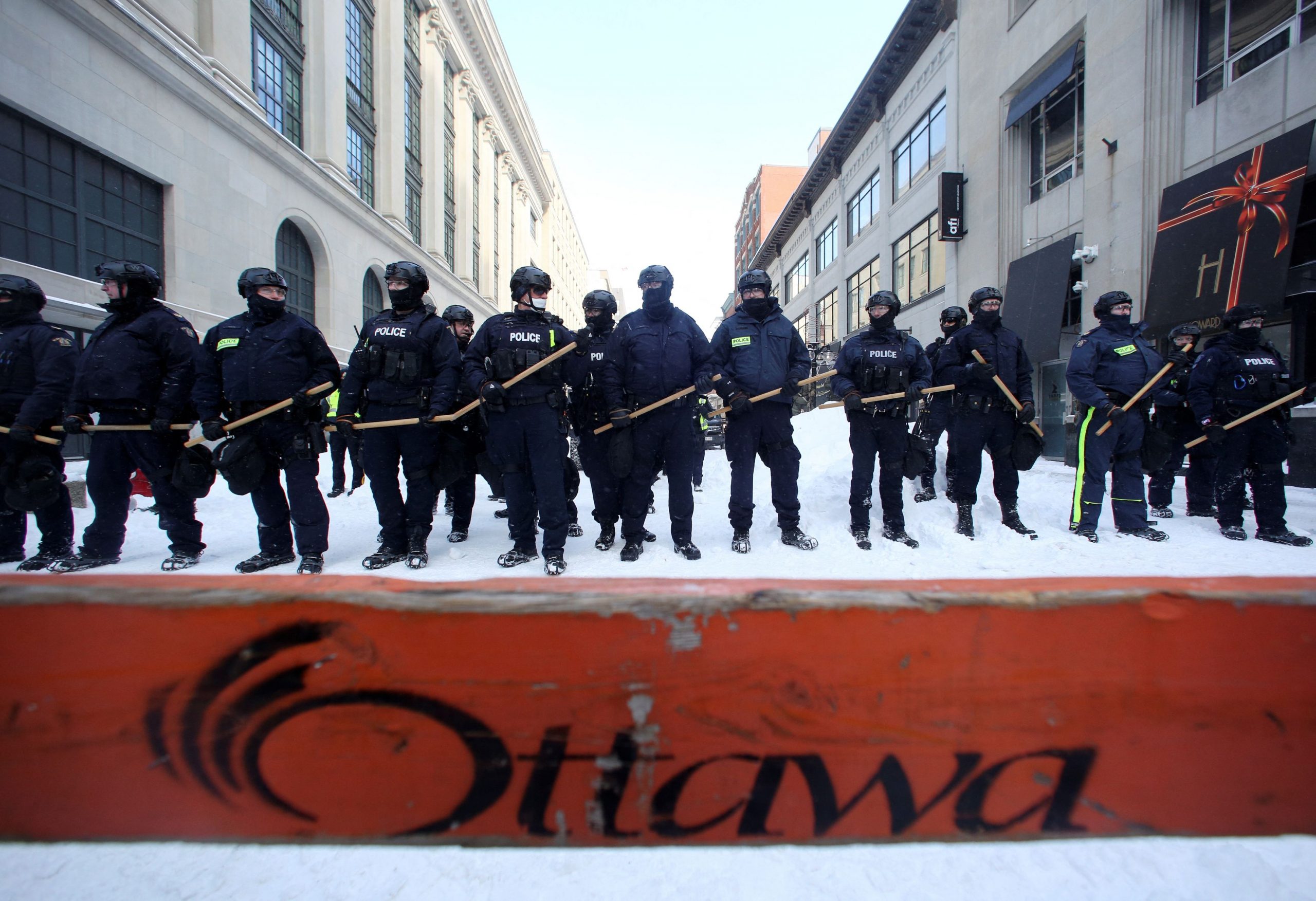 Καναδάς: Η αστυνομία με χρήση χημικών άνοιξε κομβικό οδικό άξονα [Video]