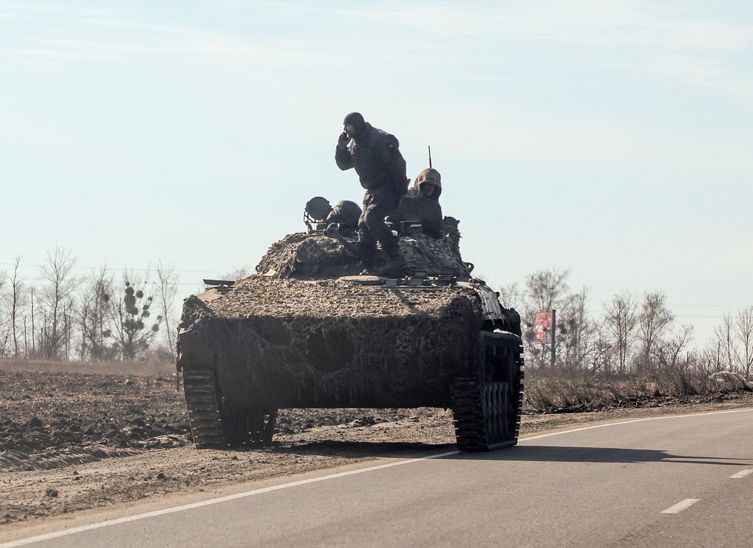 Η Ουκρανία προσφεύγει στη Χάγη – Μαίνονται οι συγκρούσεις σε Κίεβο, σθεναρή αντίσταση στο Χάρκοβο