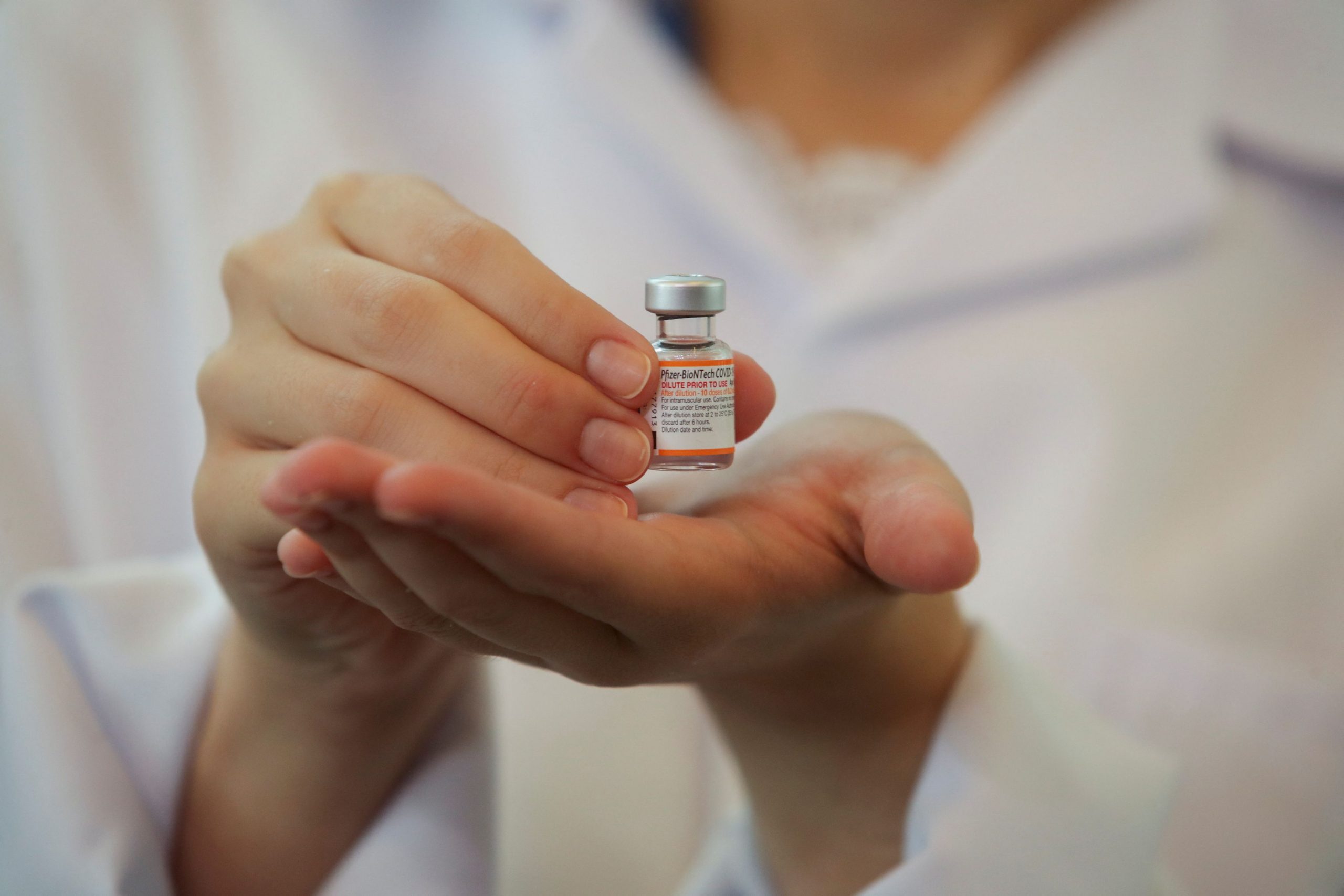 Ουκρανία: «Δώρο» smartphone σε συνταξιούχους άνω των 60 που εμβολιάστηκαν