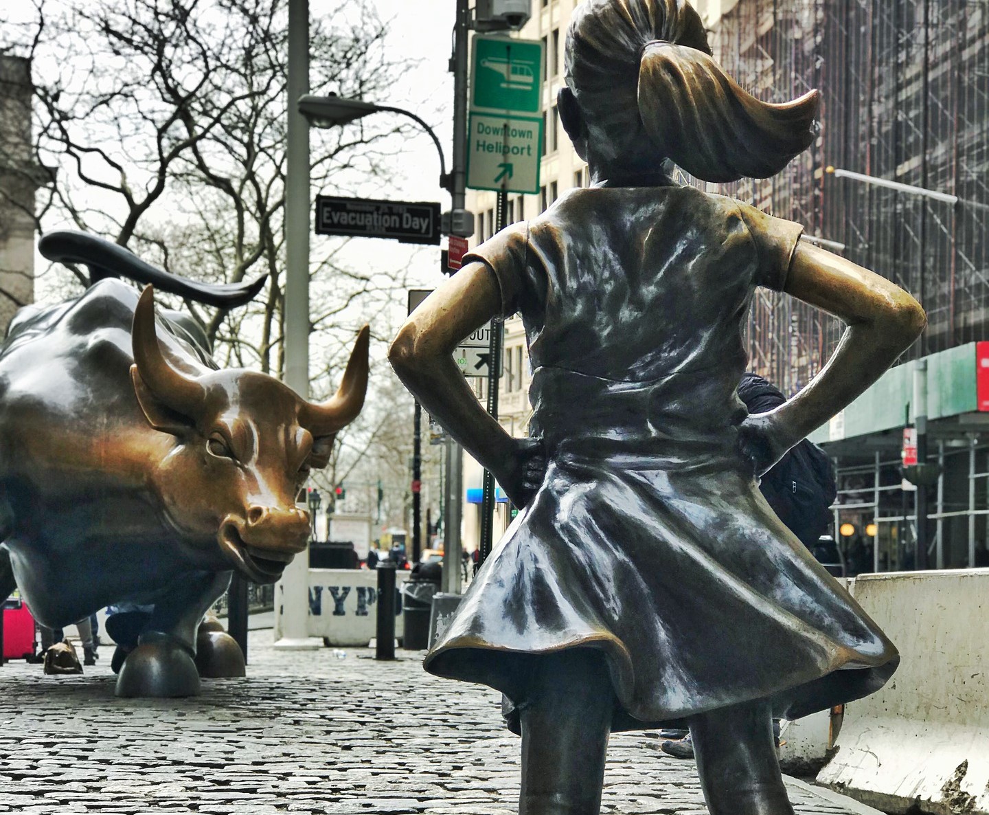Wall Street: «Φλερτάρει» με το σενάριο της Χρυσομαλλούσας