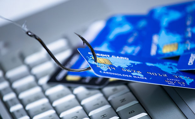 Κυβερνοασφάλεια: Αποσπούν στοιχεία τραπεζικών καρτών υποδυόμενοι την DHL
