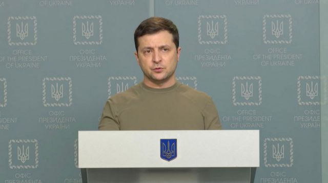Ουκρανία: Ο Ζελένσκι διαψεύδει ότι έφυγε από το Κίεβο – «Δεν καταθέτουμε τα όπλα» λέει σε νέο μήνυμά του