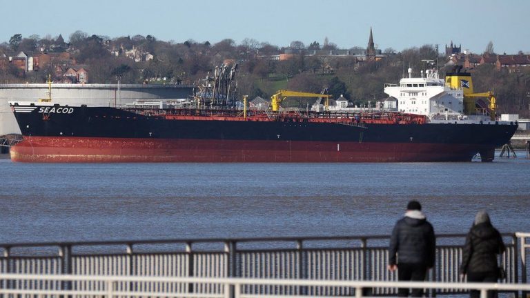 Μεγάλη Βρετανία: Οι λιμενεργάτες αρνούνται να εργαστούν για να ξεφορτώσει πλοίο ρωσικό πετρέλαιο