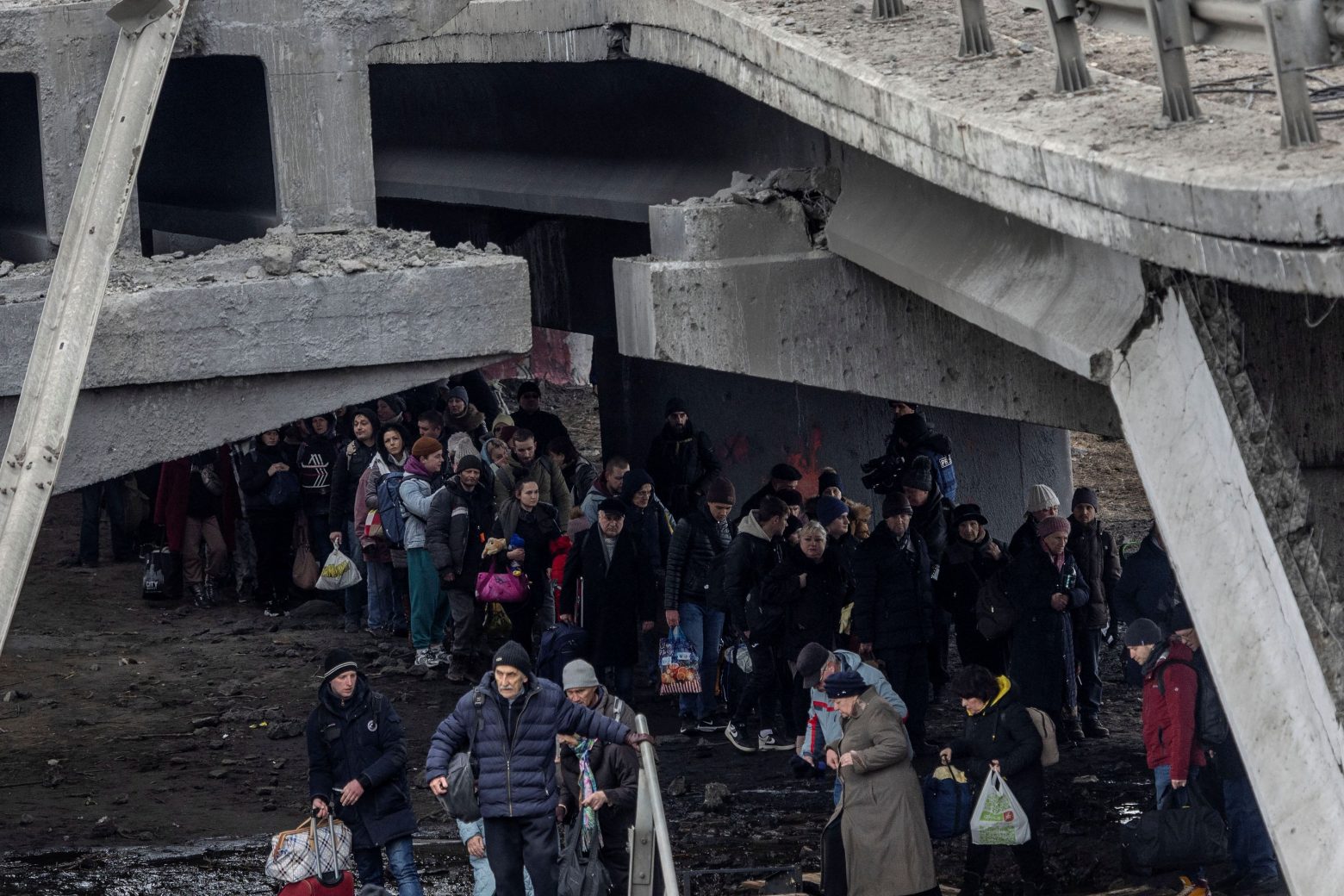 Ουκρανία: Εκεχειρία για την απομάκρυνση αμάχων – Συνάντηση Ζελένσκι-Πούτιν ζητά το Κίεβο