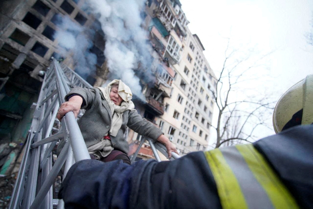 Πόλεμος στην Ουκρανία: Οι Ρώσοι βομβάρδισαν πολυκατοικία στο Κίεβο – «Δύσκολη συζήτηση» λέει ο Ουκρανός διαπραγματευτής