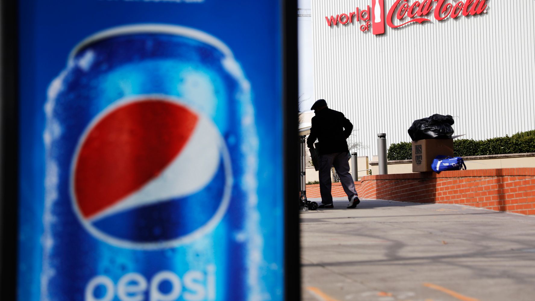 Coca-Cola, PepsiCo, McDonald’s και Starbucks σταματούν τις πωλήσεις τους στη Ρωσία εν μέσω δημόσιας πίεσης
