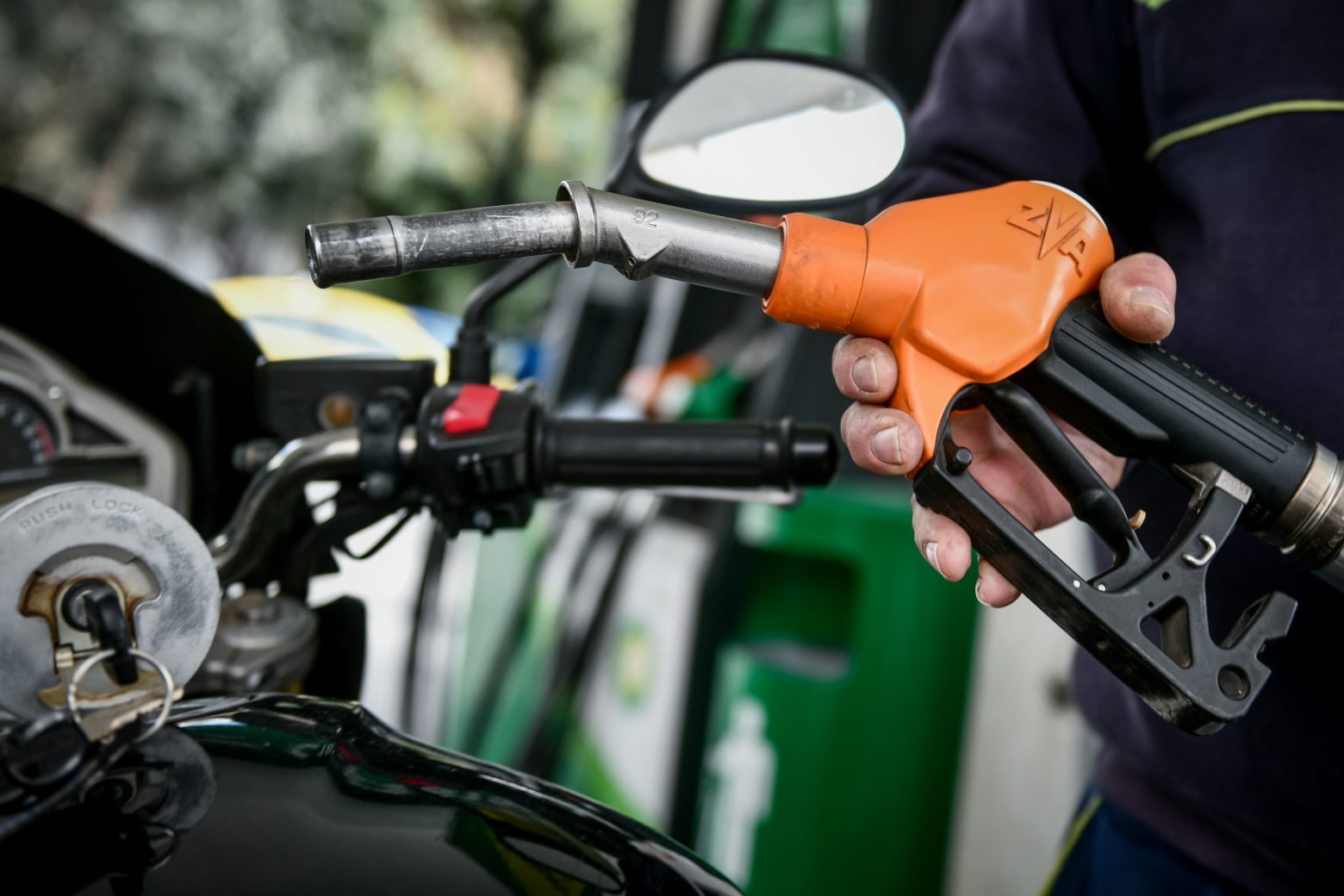 Μέτρα στήριξης – Επιδότηση καυσίμων: Πόσα λίτρα καλύπτει τελικά το κουπόνι για τη βενζίνη