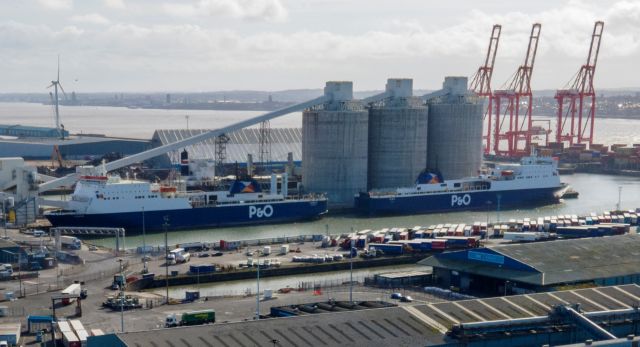 Τρικυμία στη γραμμή Ντόβερ-Καλαί – Η P&O Ferries απολύει 800 Βρετανούς ναυτικούς