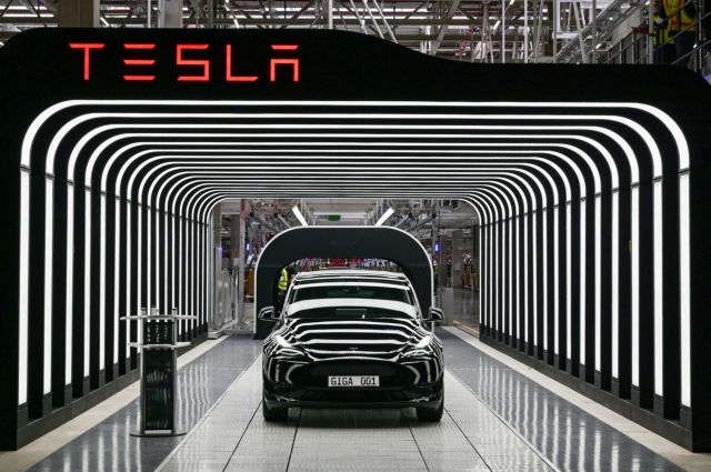 Tesla: Ανακαλεί 130.000 οχήματα στις ΗΠΑ