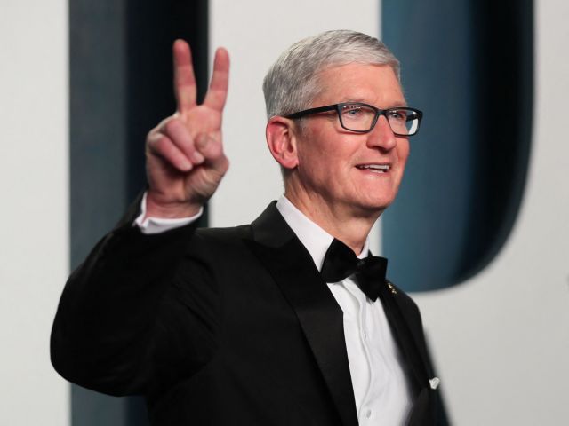 Apple: Ο Τιμ Κουκ «ξεφόρτωσε» μετοχές και έγινε πιο πλούσιος κατά 41 εκατ. δολ.