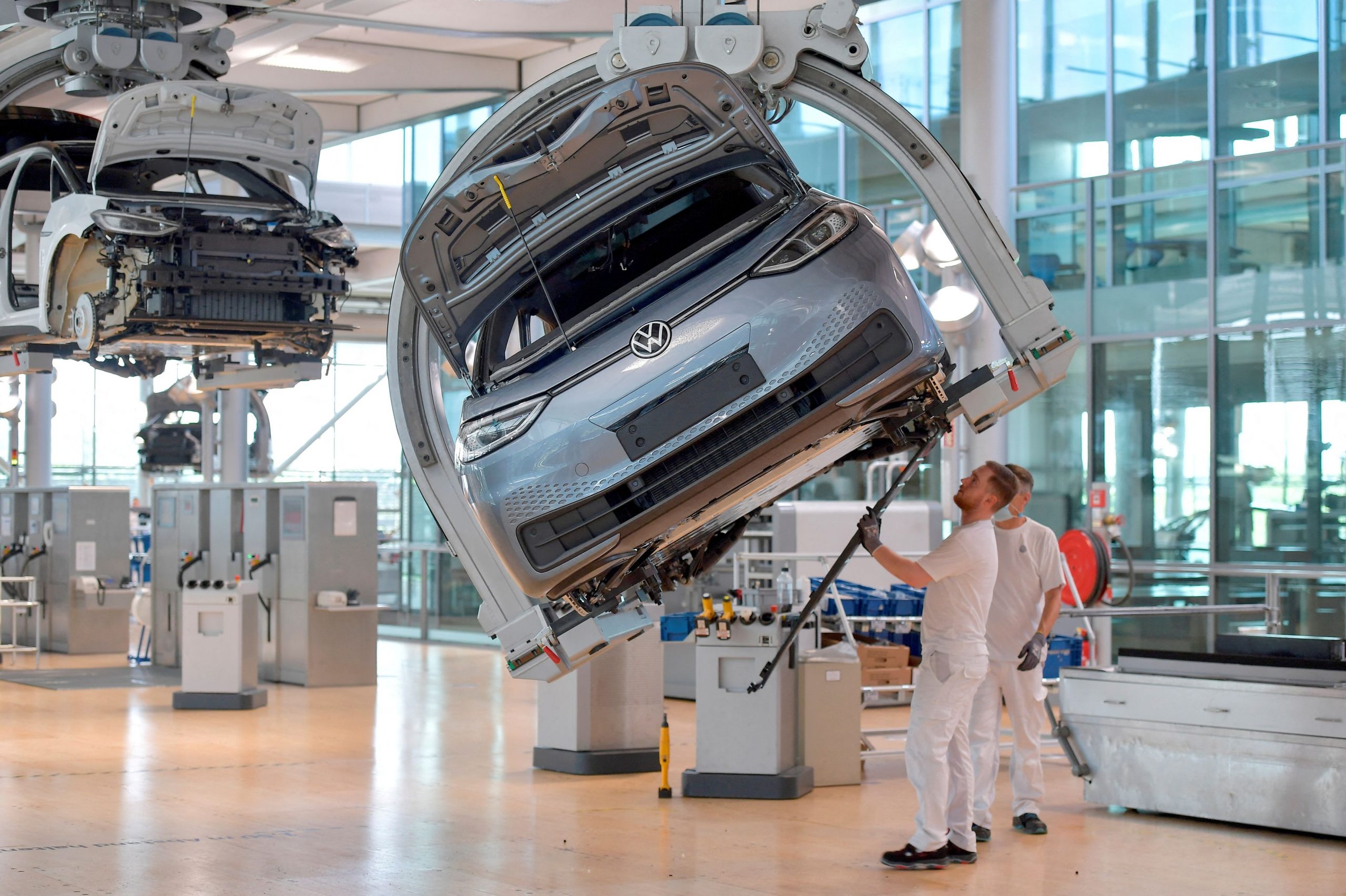 Volkswagen: Τα ουκρανικά καλώδια… πνίγουν τη γερμανική αυτοκινητοβιομηχανία