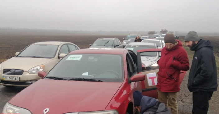 Ουκρανία: Πυρά δέχτηκε το αυτοκίνητο του MEGA στο κομβόι της επιστροφής από Μαριούπολη
