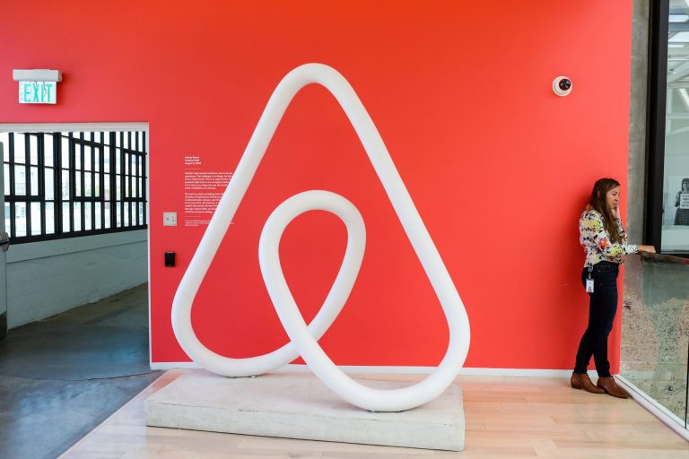 Airbnb: Πόσο κοστίζει η απόδραση το τριήμερο της Πρωτομαγιάς [Πίνακας]