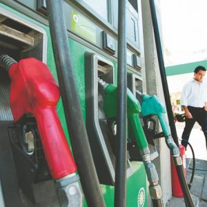 Βενζίνη: Γιατί θα παραμείνουν ψηλά οι τιμές