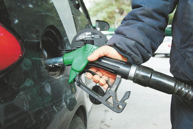 Καύσιμα: Πέταξε στα 2,30 ευρώ η βενζίνη στα νησιά