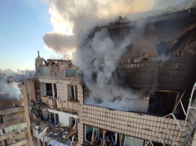 Ουκρανία: Νέος βομβαρδισμός πολυκατοικίας στο Κίεβο – Υπάρχουν τραυματίες, έρευνες για εγκλωβισμένους