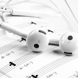 Deezer: Θα εντοπίζει και θα διαγράφει τραγούδια που δημιουργούνται με AI