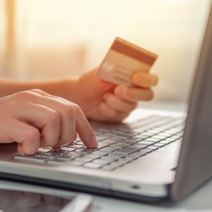 Ηλεκτρονικό εμπόριο: Με σχεδιαστικά κόλπα «παγιδεύουν» τους καταναλωτές 4 στις 10 ιστοσελίδες στην ΕΕ