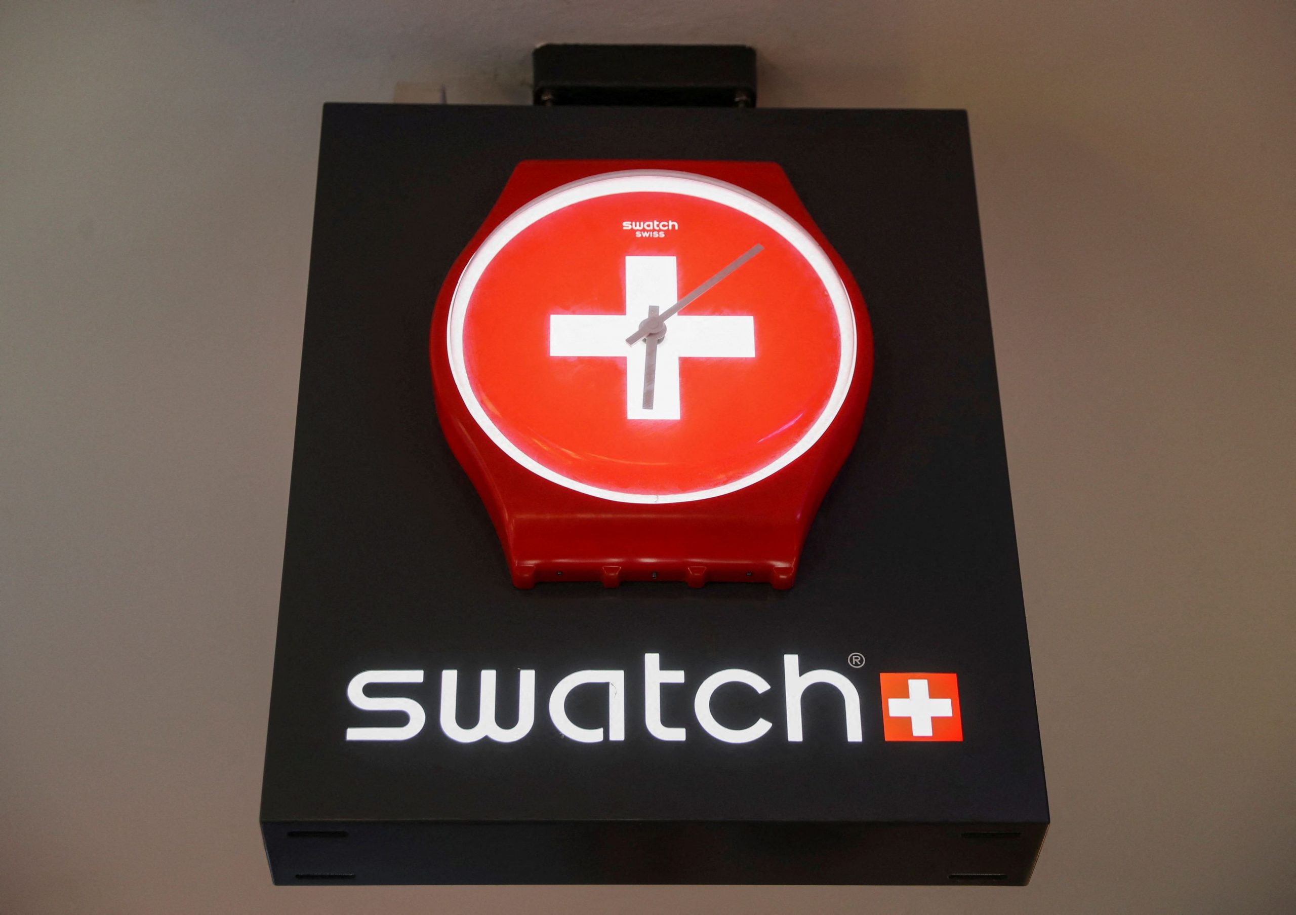 Swatch: Αναστέλλει τις πωλήσεις της στη Ρωσία