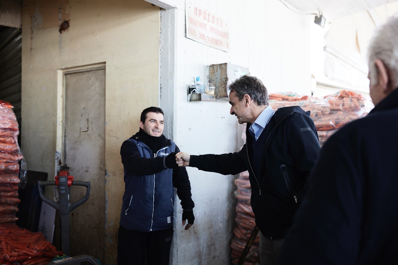 Greek PM visits central vegetable market in Rentis