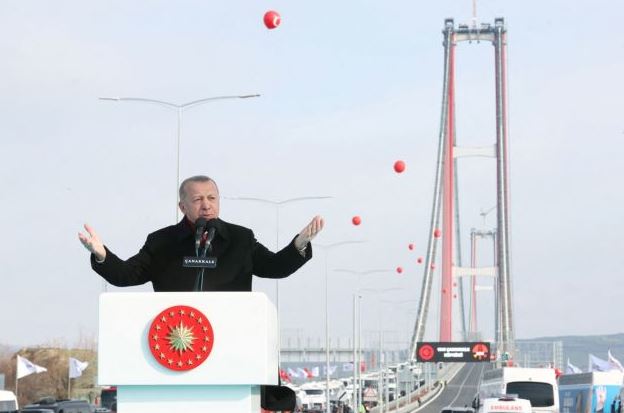 Ο Ερντογάν εγκαινιάζει τη γέφυρα στα Δαρδανέλλια