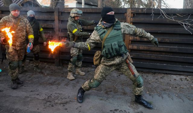 Ουκρανία: Σφίγγει η ρωσική θηλιά γύρω από το Κίεβο – Ανθρωπιστική κρίση στις πολιορκημένες πόλεις