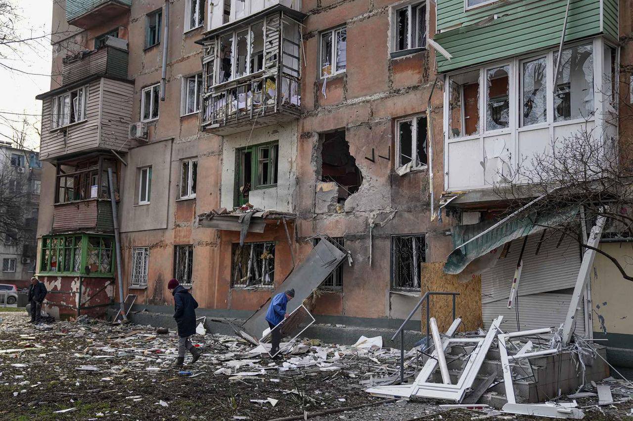 Ουκρανία: Ανελέητο σφυροκόπημα στη Μαριούπολη – Το Κίεβο καταγγέλλει ρωσικούς βομβαρδισμούς σε ανθρωπιστικό διάδρομο