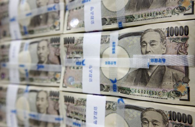 Ιαπωνία: Χαμηλό επταετίας για το γιεν – Δεν παρεκκλίνει από τη χαλαρή νομισματική πολιτική η BoJ