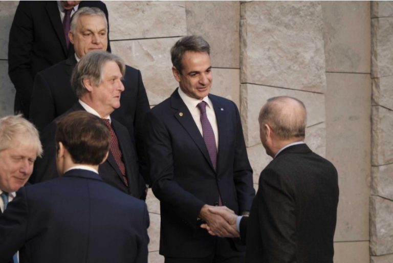 Mitsotakis-Erdogan handshake at NATO summit the latest ‘photo-op’ in bid to thaw relations