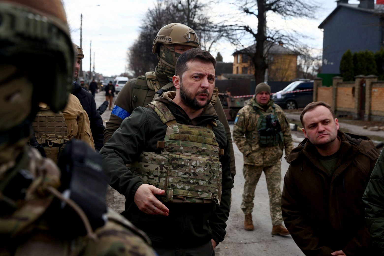 Ζελένσκι: Στην Μπούτσα ο Ουκρανός πρόεδρος – «Πολύ δύσκολο να διαπραγματευτείς όταν βλέπεις τι έχουν κάνει εδώ»