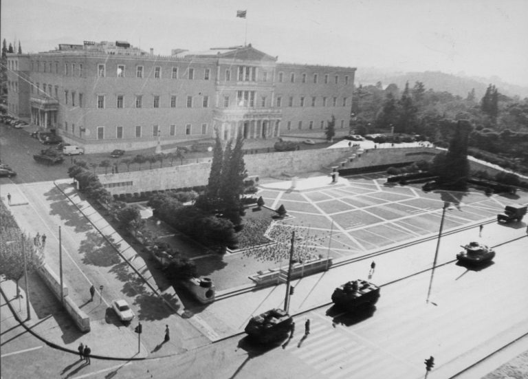21η Απριλίου 1967: Η ημέρα που η ελληνική Δημοκρατία μπήκε στον «γύψο»