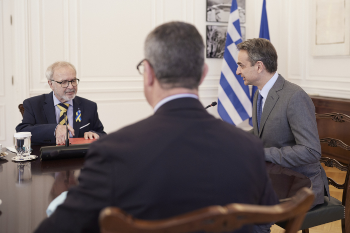 Χόγιερ σε Μητσοτάκη: «Το 2021 ήταν μια από τις καλύτερες χρονιές για την ΕΤΕπ στην Ελλάδα»