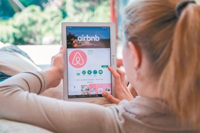 Airbnb: Οι αισιόδοξες προβλέψεις και οι εκτιμήσεις για τις τιμές