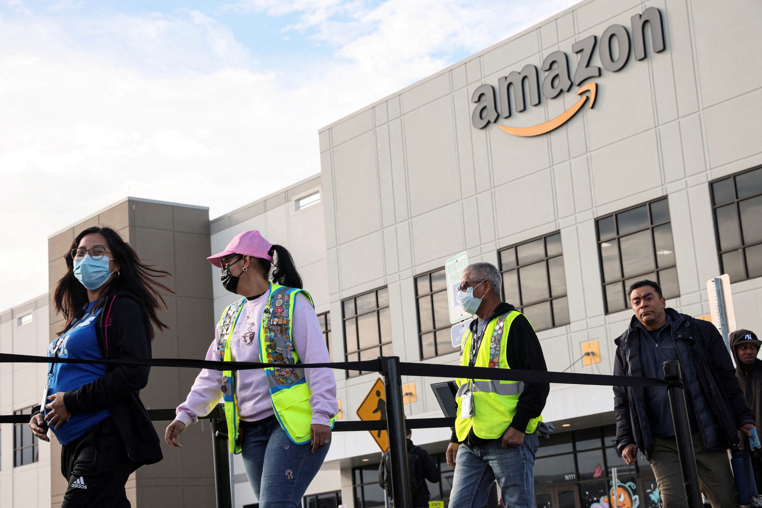 Amazon: Αυξήσεις σε μισθούς και προσλήψεις ενόψει εορτών
