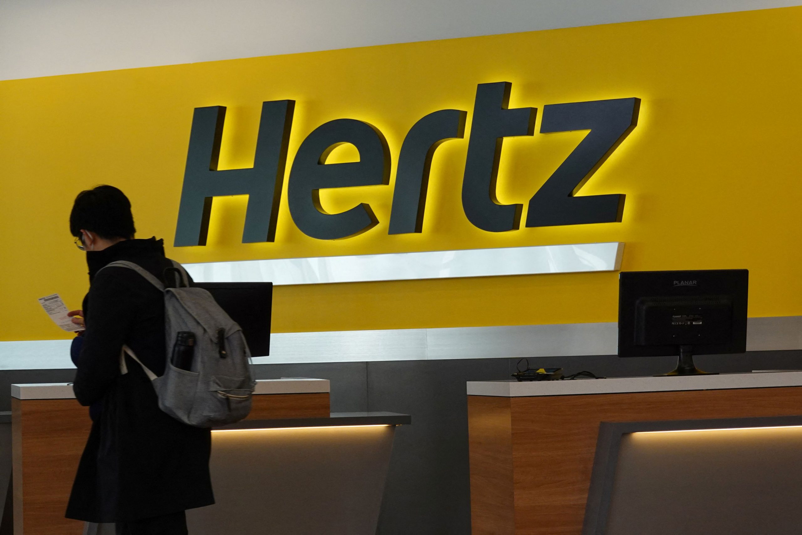 Hertz: Σχέδιο αγοράς 65.000 ηλεκτρικών οχημάτων από την Polestar