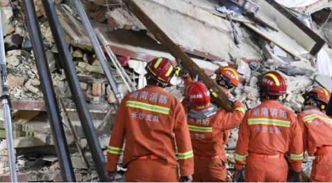 Κίνα: Δεκάδες εγκλωβισμένοι και αγνοούμενοι πολυώροφο κτίριο που κατέρρευσε [Video]